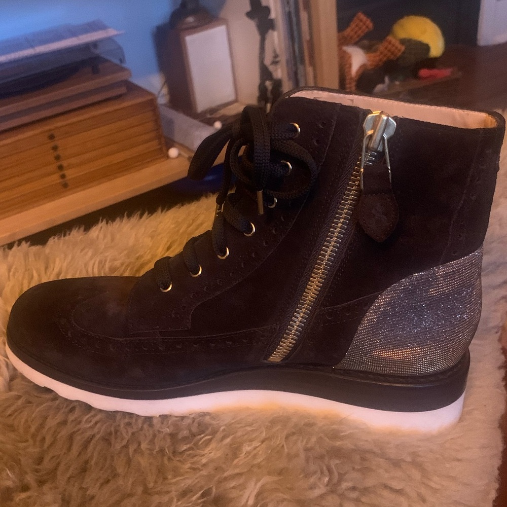 Suade and leather boots from a women’s company in the UK. perfect condition.